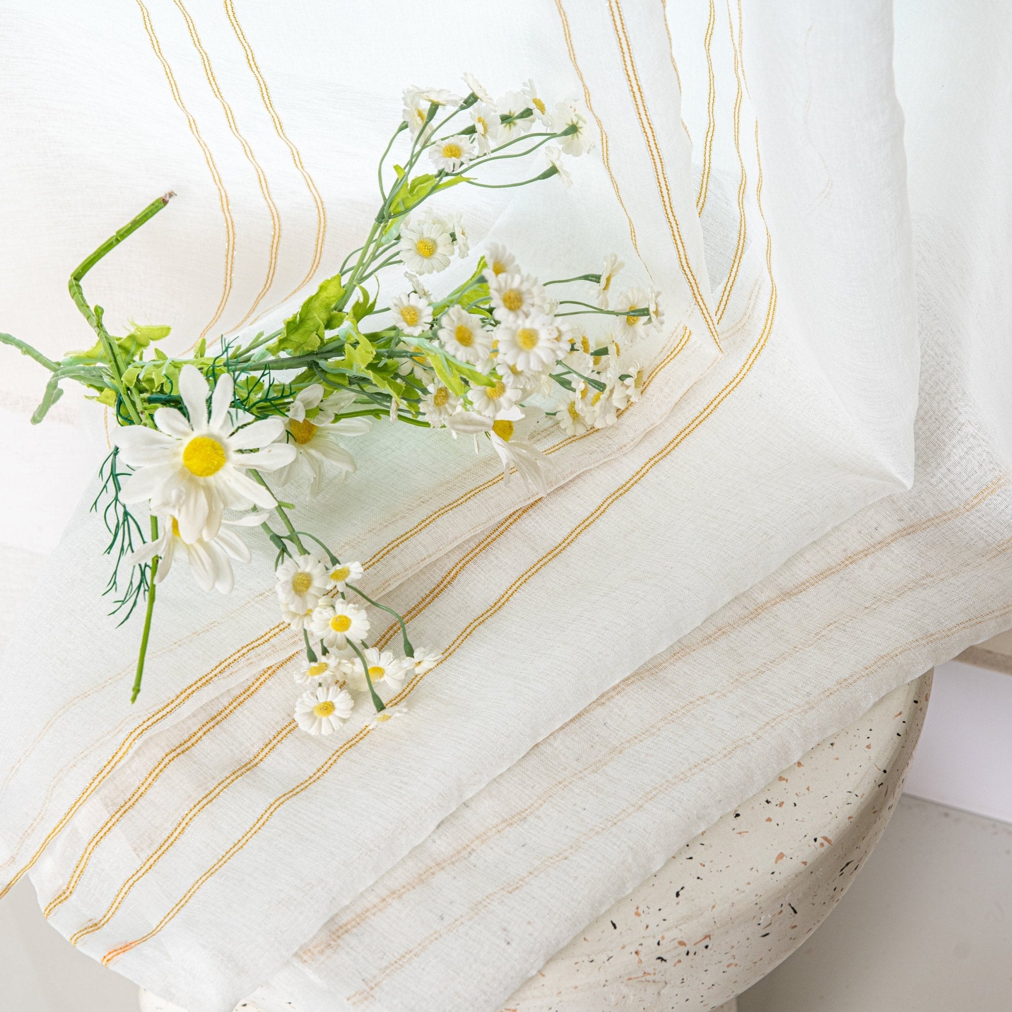 CORTINA DE GASA CON RAYAS VERTICALES DE HILOS PLATEADOS 140X260CM - Viste Tu Hogar CORTINA DE GASA CON RAYAS VERTICALES DE HILOS PLATEADOS 140X260CM - Viste Tu Hogar