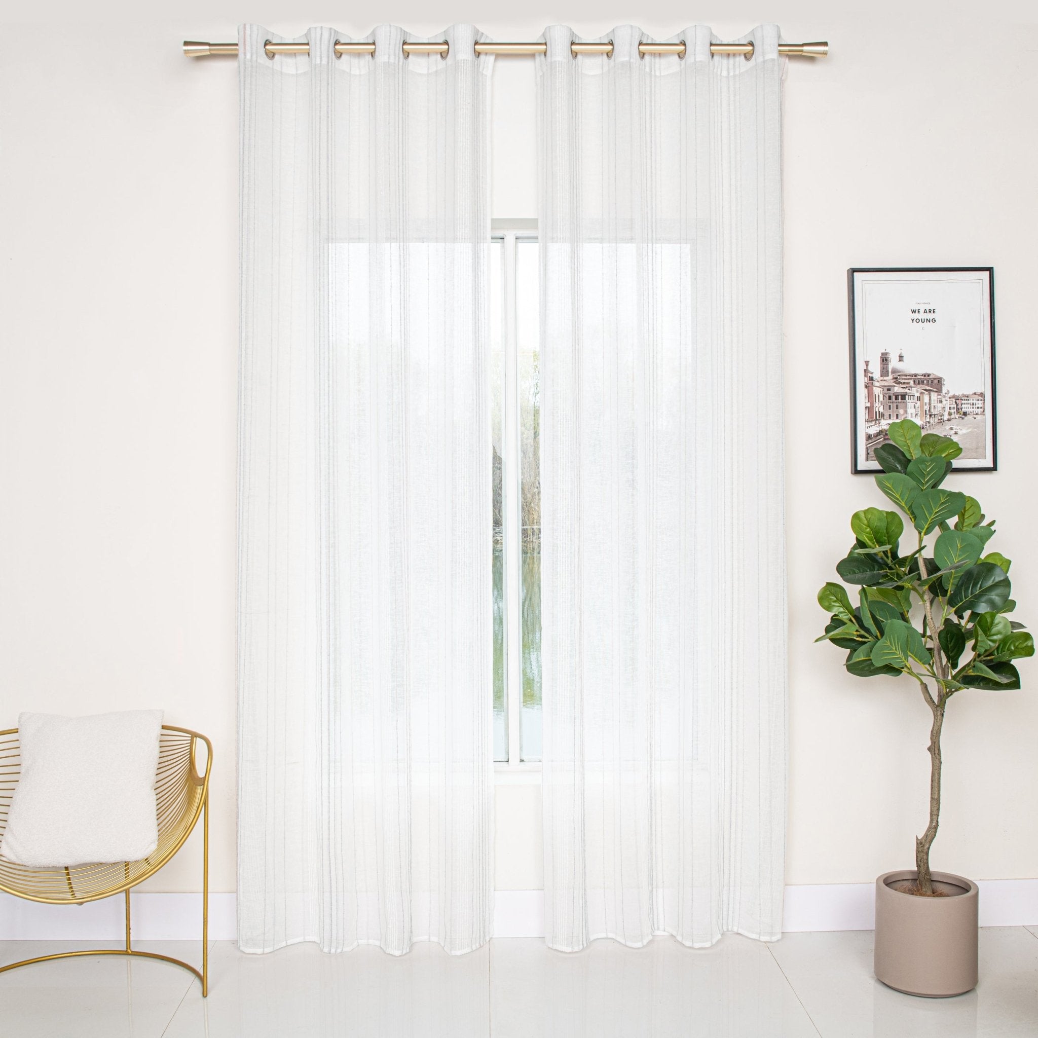 CORTINA DE GASA CON RAYAS VERTICALES DE HILOS PLATEADOS 140X260CM - Viste Tu Hogar CORTINA DE GASA CON RAYAS VERTICALES DE HILOS PLATEADOS 140X260CM - Viste Tu Hogar