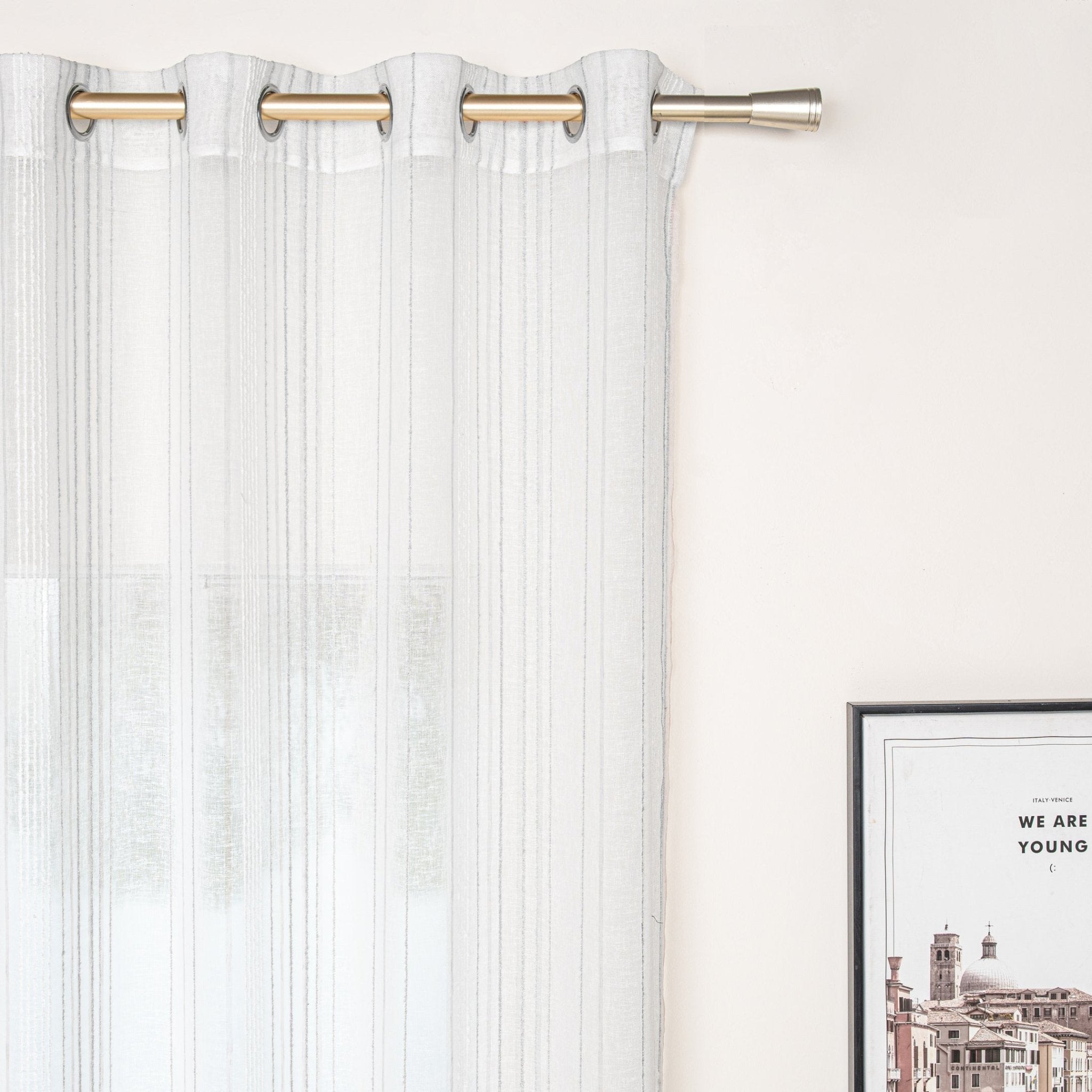 CORTINA DE GASA CON RAYAS VERTICALES DE HILOS PLATEADOS 140X260CM - Viste Tu Hogar CORTINA DE GASA CON RAYAS VERTICALES DE HILOS PLATEADOS 140X260CM - Viste Tu Hogar