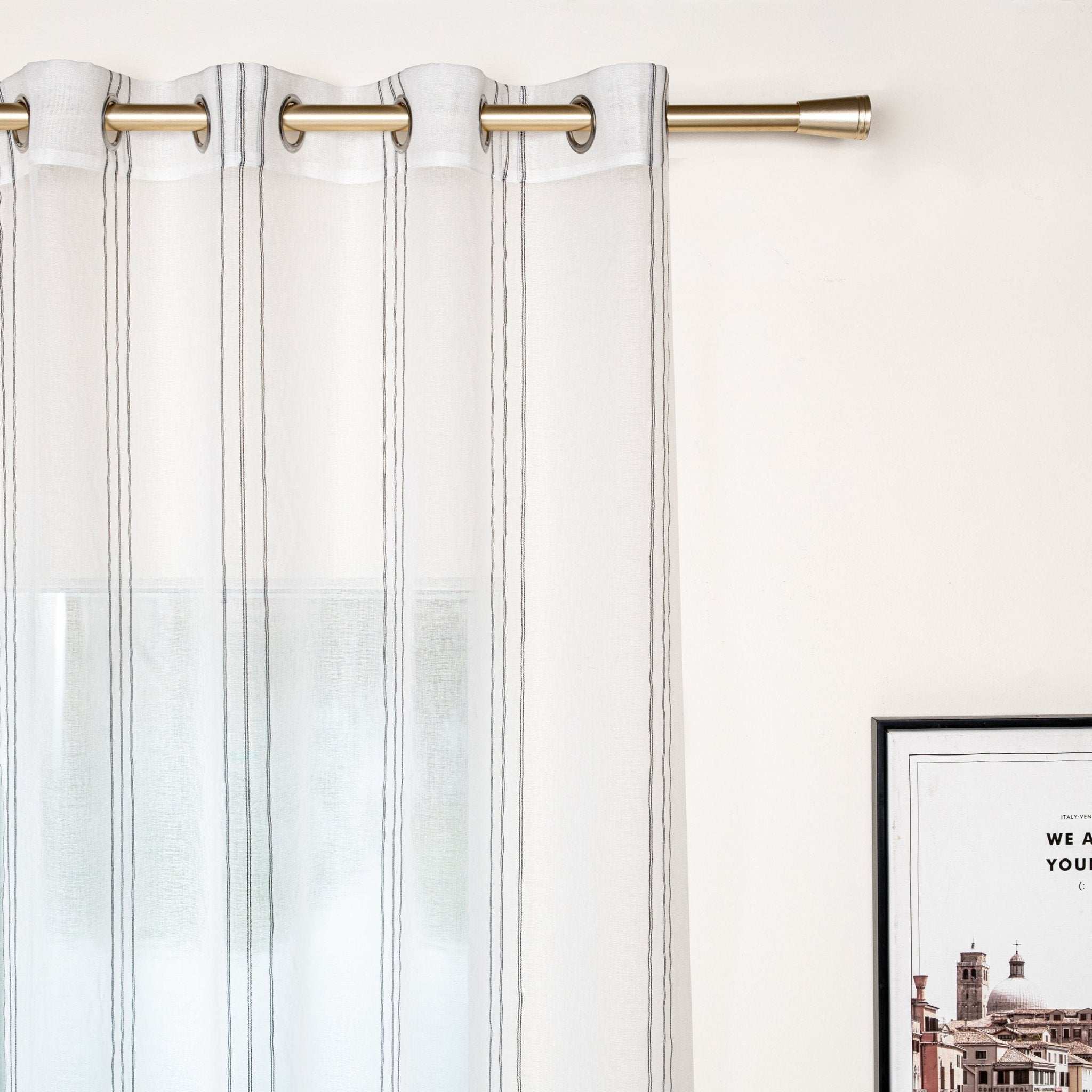 CORTINA DE GASA CON RAYAS VERTICALES DE HILOS PLATEADOS 140X260CM - Viste Tu Hogar CORTINA DE GASA CON RAYAS VERTICALES DE HILOS PLATEADOS 140X260CM - Viste Tu Hogar