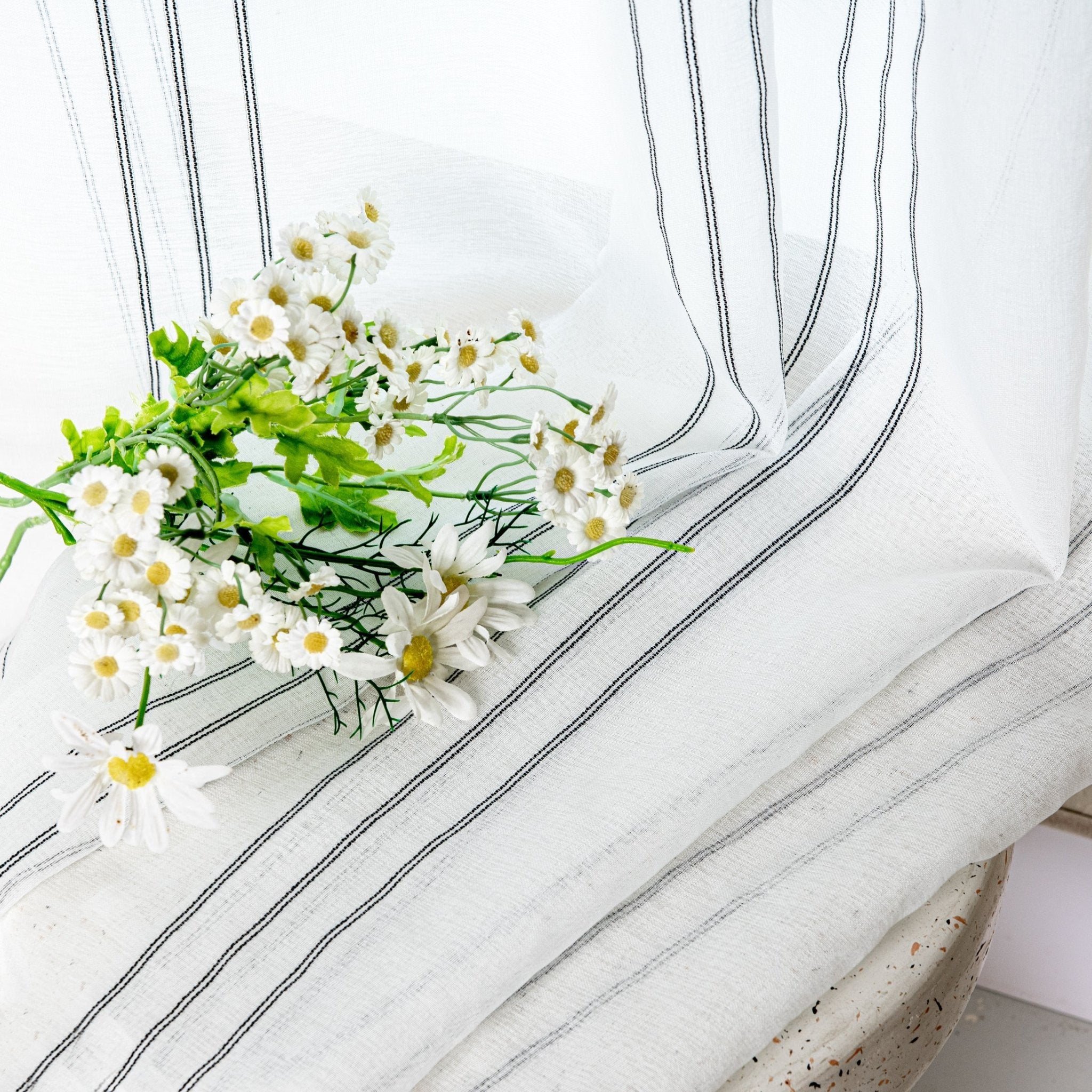 CORTINA DE GASA CON RAYAS VERTICALES DE HILOS PLATEADOS 140X260CM - Viste Tu Hogar CORTINA DE GASA CON RAYAS VERTICALES DE HILOS PLATEADOS 140X260CM - Viste Tu Hogar