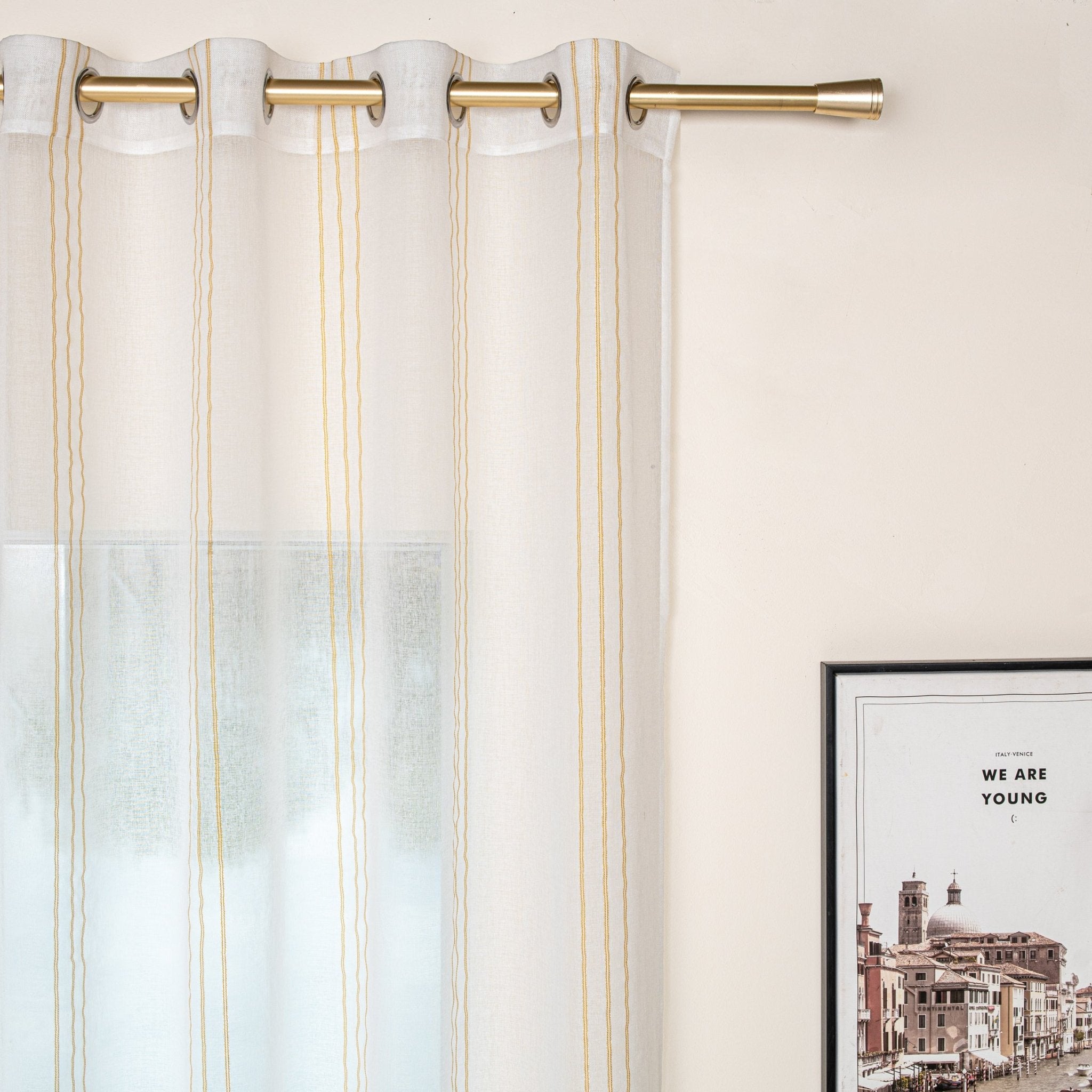 CORTINA DE GASA CON RAYAS VERTICALES DE HILOS PLATEADOS 140X260CM - Viste Tu Hogar CORTINA DE GASA CON RAYAS VERTICALES DE HILOS PLATEADOS 140X260CM - Viste Tu Hogar