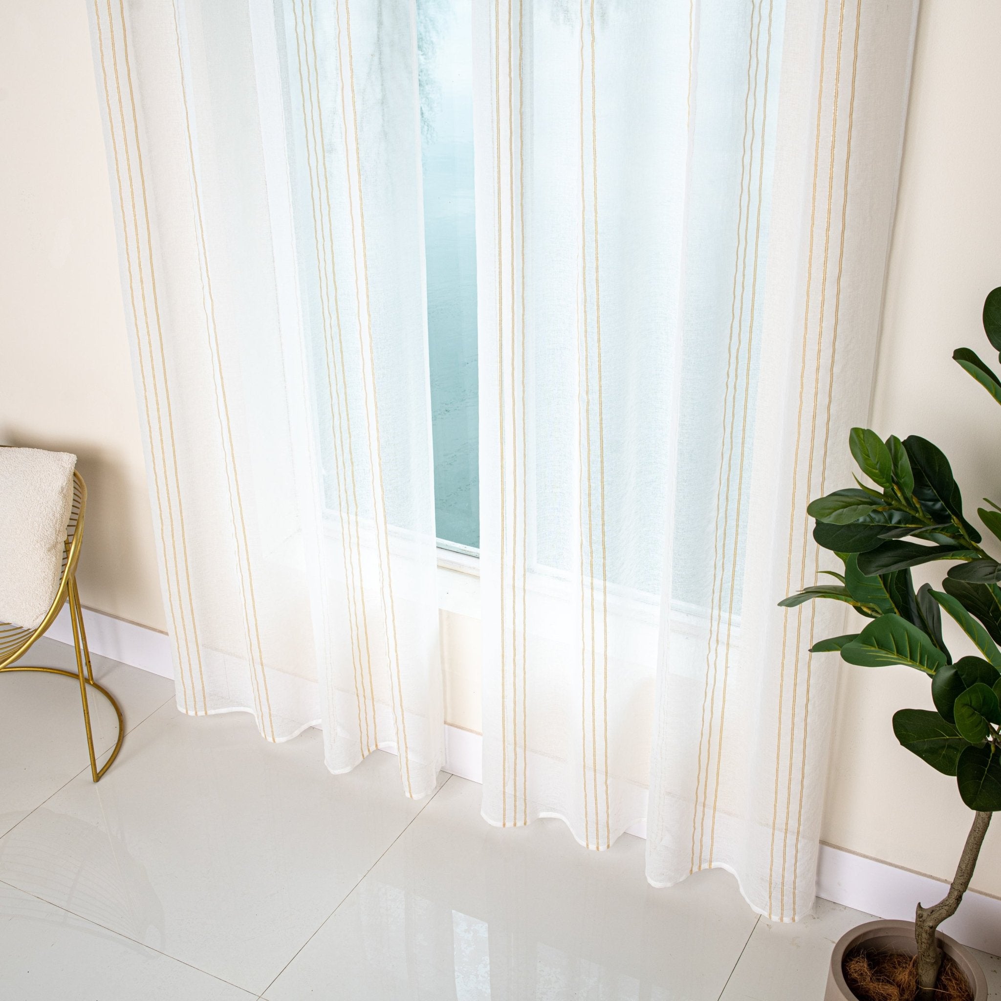 CORTINA DE GASA CON RAYAS VERTICALES DE HILOS PLATEADOS 140X260CM - Viste Tu Hogar CORTINA DE GASA CON RAYAS VERTICALES DE HILOS PLATEADOS 140X260CM - Viste Tu Hogar