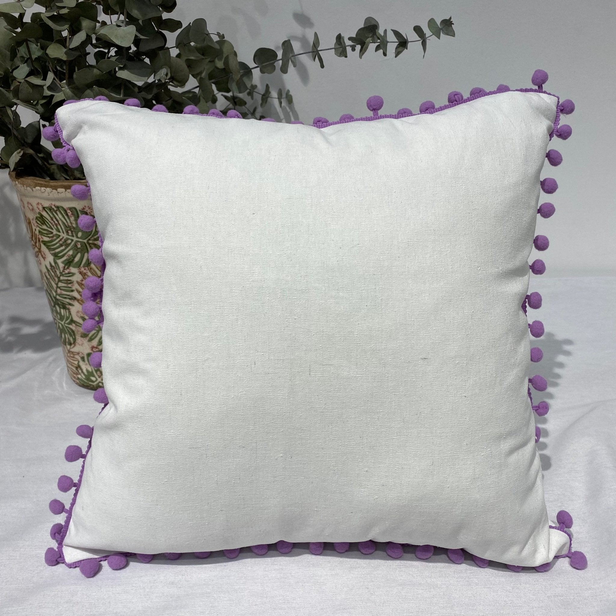 Cojín De Color Liso Algodón Y Poliéster Decorado Con Esferas De Colores En Las Esquinas - VISTE TU HOGAR ONLINE